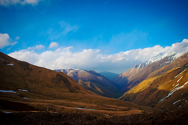 포토 JPG 해외이미지 나무 구름 계절 공원 여행 자연 하늘 휴가 산 안테나 파노라마 풍경 사람없음 야외 여름 파란색 계곡 침묵 하이킹 바위 시골 숲 언덕 산등성이 빙하 장면 지역 스카이라인 통과 무한 삼림지대 웅장함 전국 절정 조지아 해외202004 해외포토 자연요소 식물 공공시설 컬러 통신 레저 촬영기법 소리 돌_바위 생태계 동유럽 파일형식 이미지허브