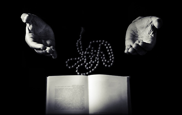 포토 JPG 해외이미지 손 남자 종교 종이 백그라운드 컨셉 패턴 목걸이 텍스트 이야기 그림자 사람없음 목재 책 빛 독서 갈색 검은색 침묵 기도 오픈 닫기 이슬람교 심볼 모스크 법 증거 페이지 신성 묵주 라마단 신앙심 아랍어 충실 해외202004 해외포토 나무 컬러 무늬 재료 장신구 종교용품 모션 사람 신체부위 소리 파일형식 이미지허브