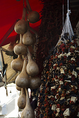 포토 JPG 해외이미지 음식 이동 토마토 고추 가지 건조 사람없음 판매 시장 전시회 박 후추 해외202004 해외포토 컨셉 채소 전시 향신료 파일형식 이미지허브