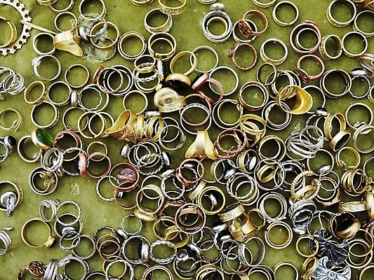 포토 JPG 해외이미지 백그라운드 종류 숙이기 사람없음 갈색 노란색 반지 원형 은색 청동 흙더미 놋쇠 어려움 해외202004 해외포토 도형 컬러 포즈 장신구 흙 파일형식 더미 이미지허브