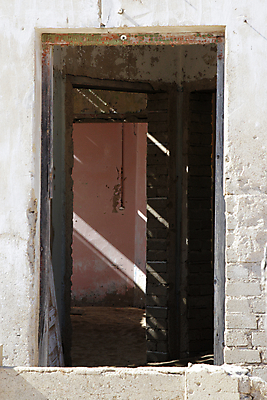 포토 JPG 해외이미지 벽 건축양식 아프리카 하늘 출입구 주택 프레임 사람없음 건물 갈색 문 회색 역사 입장 나미비아 썩음 옛날 파멸 해외202004 해외포토 건축물 건축 나라 컬러 컨셉 남아프리카 파일형식 소멸 이미지허브