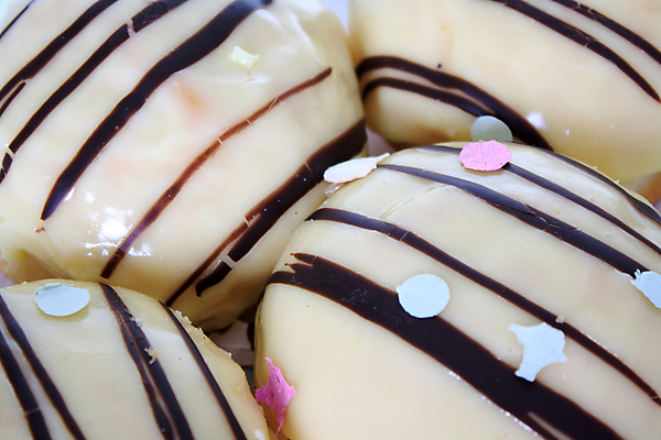 포토 JPG 해외이미지 음식 다이어트 디저트 패스트푸드 사람없음 갈색 케이크 요식업 초콜릿 다이어리 얼음 검은색 빵집 튀김 흰색 대접 원형 도넛 달콤 맛 아침식사 상품 설탕 굽기 먹기 크림 롤 베이글 칼로리 고립 번 페스츄리 해외202004 해외포토 자연요소 도형 산업 빵 컬러 컨셉 모션 건강 상점 사무용품 식사 인스턴트 구이 파일형식 이미지허브