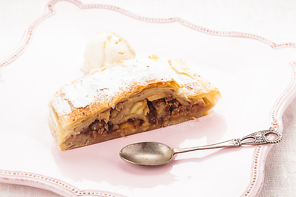 포토 JPG 해외이미지 전통 접시 분홍색 조각 다이어트 부분 포도 아이스크림 디저트 사람없음 갈색 케이크 얼음 식사 저녁식사 카페 빵집 사막 추위 껍질 오스트리아 달콤 사과 가루 굽기 먹기 크림 퍼프 호두 건포도 바닐라 시나몬 페스츄리 핸드메이드 해외202004 해외포토 자연요소 식기 유럽 음식 빵 컬러 과일 모션 건강 상점 견과류 맛 구이 건과일 파일형식 이미지허브