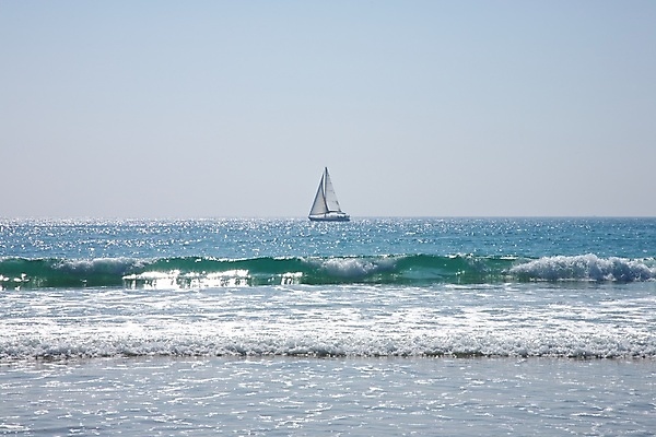 포토 JPG 해외이미지 유럽 바다 요트 자연 조류 바람 항해 풍경 해변 사람없음 야외 초록색 물 여름 바위 보트 스페인 대서양 해외202004 해외포토 자연요소 동물 계절 나라 컬러 배_교통 날씨 돌_바위 생태계 파일형식 이미지허브