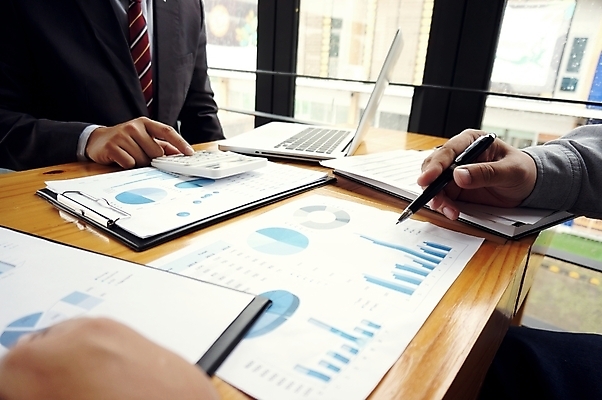 포토 JPG 해외이미지 직업 남자 백그라운드 컨셉 인터넷 회사 비즈니스 성공 그래프 선물 사람 사람없음 금융 노트북 컴퓨터 사무실 알약 펜 자료 업무 비즈니스맨 그룹 시장 결과 토론 분석 보고서 상담 경영자 문서 창업 보여주기 회계 경영 마케팅 투자자 프로젝트 해외202004 해외포토 모션 경제 전자제품 필기구 약 작업 직장인 리더 투자 자영업 파일형식 이미지허브