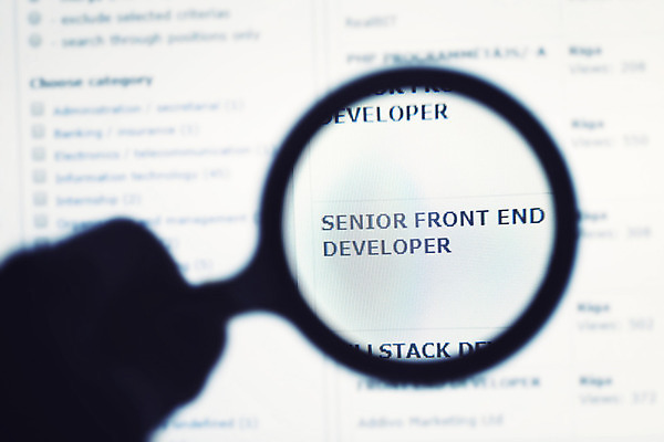 포토 JPG 해외이미지 직업 응시 컨셉 인터넷 비즈니스 유리 새로움 사람 사람없음 노트북 컴퓨터 스크린 웹 업무 확대 검색 온라인 자원 모집 고용 소셜 채용 프로그래머 해외202004 해외포토 시선 재질 전자제품 구직 작업 파일형식 이미지허브