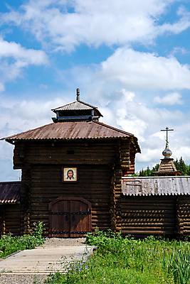 포토 JPG 해외이미지 외관 계절 아시아 기독교 종교 길 벽 십자가 건축양식 지붕 날씨 주택 협상 사람없음 야외 건물 목재 갈색 교회 마을 탑 시골 사찰 화려 성 성자 보호 묘사 러시아 신성 동쪽 셔터 러시아인 세기 시베리아 옛날 회복 해외202004 해외포토 서양인 나무 건축물 건축 유럽 나라 컬러 컨셉 비즈니스 재료 종교건축 모션 방향 파일형식 이미지허브