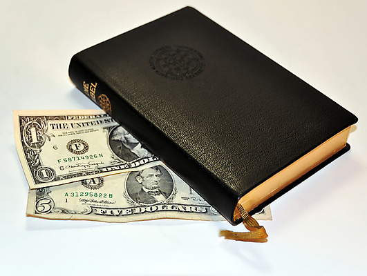 포토 JPG 해외이미지 기독교 종교 컨셉 지폐 돈 비즈니스 사람없음 책 금융 경제 교회 달러 검은색 쪽지 성경 미국 흰색 예수 재산 구매 가죽 오브젝트 속도 페이지 신성 이익 계산서 고립 세금 옛날 해외202004 해외포토 컬러 북아메리카 종교용품 종교건축 건물 쇼핑 신_종교 파일형식 이미지허브