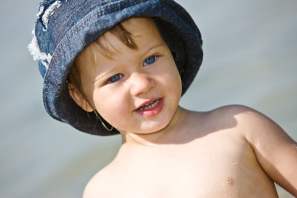 포토 JPG 해외이미지 백인 행복 감정 어린이 바다 한명 미소 여름 해외202004 해외포토 서양인 1 계절 표정 사람 파일형식 이미지허브