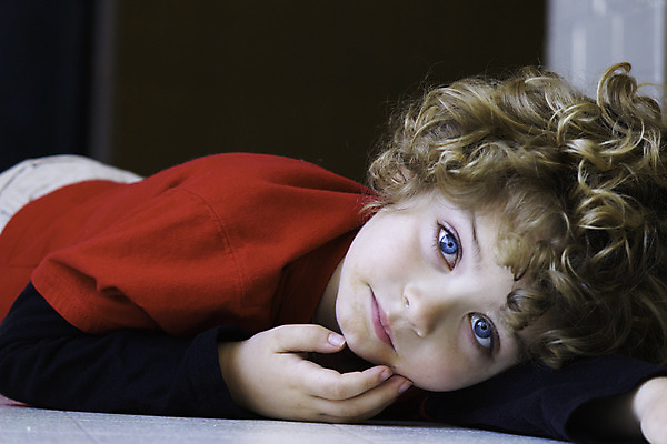 포토 JPG 해외이미지 백인 1 라이프스타일 응시 남자 아들 얼굴 어린이 실내 한명 사람 소년 귀여움 표현 달콤 작음 공평 걸음마 결백 혼자 해외202004 해외포토 서양인 시선 컨셉 가족 모션 내부 생활 신체부위 맛 크기 파일형식 이미지허브