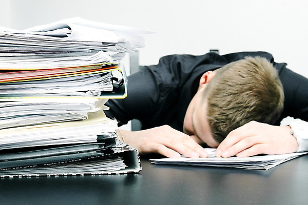 포토 JPG 해외이미지 백인 남자 엎드리기 비즈니스 실내 피곤 한명 상반신 성인 잠 업무 비즈니스맨 졸음 업무과다 과로 힘듦 성인남자한명만 해외202004 해외포토 서양인 1 감정 컨셉 모션 사람 내부 작업 직장인 남자한명만 성인남자만 파일형식 이미지허브