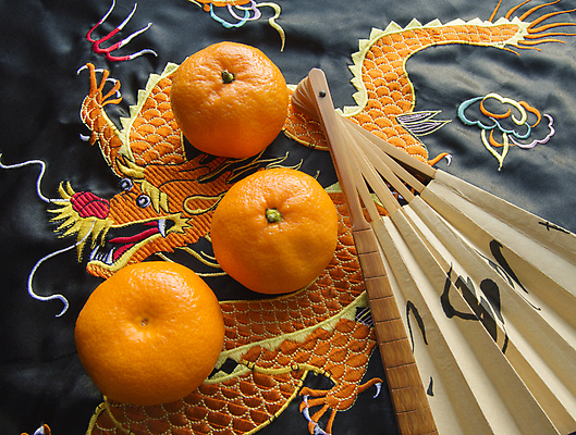 포토 JPG 해외이미지 행복 아시아 종교 종이 문화 음식 오렌지 과일 자연 휴가 귤 바닥 동양인 사람없음 야외 장식 컬러풀 일본 중국 봄 용 축하 인사 부채 재산 황금 상하이 상품 실크 자르기 대나무 자수 동쪽 카피스페이스 춘절 해외202004 해외포토 나무 계절 명절 감정 나라 컬러 컨셉 모션 인종 금융 공백 직물 예절 방향 생태계 중국전통 파일형식 이미지허브