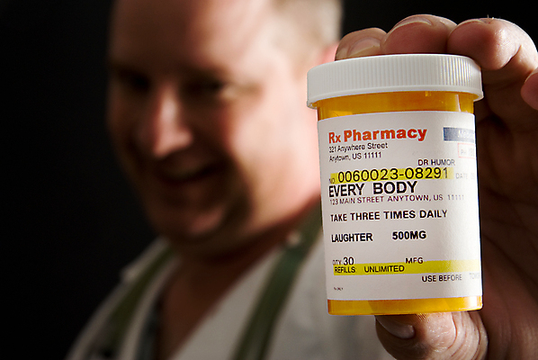 포토 JPG 해외이미지 직업 남자 건강 한명 웃음 사람 치료 사무실 알약 약 건강관리 시험 의사 유머 처방 조제 복용 치료제 해외202004 해외포토 1 교육 감정 비즈니스 의학 표정 관리 의료진 만들기 파일형식 이미지허브