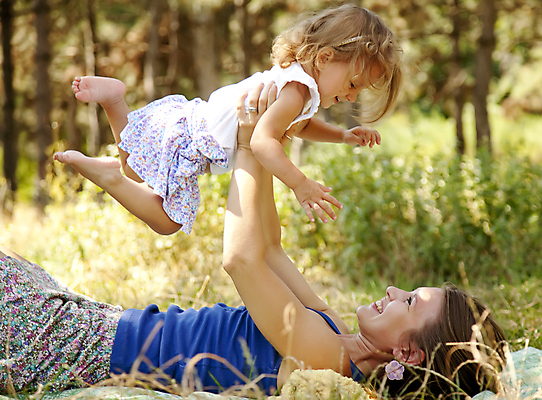 포토 JPG 해외이미지 백인 라이프스타일 공원 여자 딸 행복 어린이 가족 자연 엄마 함께함 선물 사랑 미소 웃음 사람 성인 야외 두명 여름 봄 해외202004 해외포토 서양인 계절 공공시설 감정 컨셉 관계 표정 생활 생태계 파일형식 이미지허브