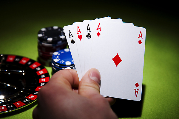 포토 JPG 해외이미지 손 실내 들기 신체부위 어둠 트럼프 포커칩 도박 카지노 겜블 초록배경 해외202004 해외포토 백그라운드 모션 사람 내부 초록색 놀이용품 포커 파일형식 이미지허브