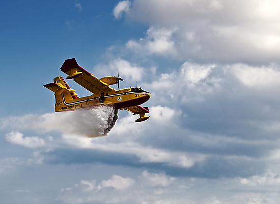 포토 JPG 해외이미지 주간 구름 하늘 사람없음 야외 비행 헬리콥터 소방 소방헬리콥터 해외202004 해외포토 자연요소 비행기 파일형식 이미지허브