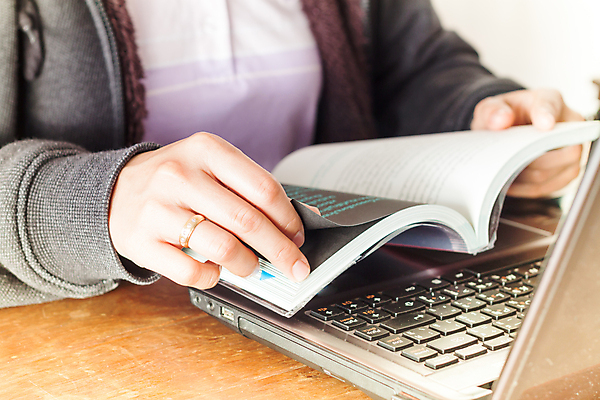 포토 JPG 해외이미지 학생 라이프스타일 여자 교육 휴식 주택 사람 앉기 성인 사람없음 책 스터디 소파 수확 흰색 잡기 오픈 집중 읽기 어깨 복고 부드러움 넘어짐 해외202004 해외포토 컬러 컨셉 농업 의자 모션 건물 생활 신체부위 학습 감각 파일형식 이미지허브