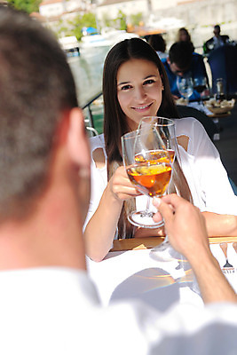 포토 JPG 해외이미지 커플 여자 남자 바다 데이트 휴식 사랑 들기 앉기 상반신 성인 야외 두명 앞모습 뒷모습 식당 와인 건배 연애 성인만 해외202004 해외포토 감정 뷰포인트 컨셉 관계 모션 주류 사람 상점 파일형식 이미지허브