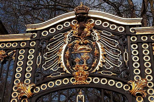 포토 JPG 해외이미지 백그라운드 자연 하늘 왕관 미술 사람없음 야외 장식 파란색 울타리 문 금속 검은색 궁전 황금 고급 철 복고 대문 철강 해외202004 해외포토 컬러 컨셉 고건축 재질 문화예술 담장 생태계 파일형식 이미지허브