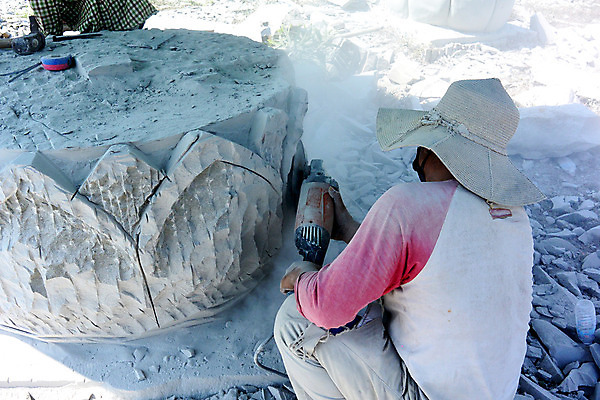 포토 JPG 해외이미지 전통 꽃 아시아 종교 문화 조각 불교 건축양식 기술 미술 동양인 소년 사람없음 조각상 믿음 회색 흰색 작업 사찰 뜨거움 영혼 역사 망치 큼 가난 심볼 땀 먼지 캄보디아 신성 무거움 신앙심 옛날 조각가 화강암 해외202004 해외포토 식물 남자 건축 감정 나라 어린이 컬러 컨셉 종교건축 문화예술 인종 조형물 암석 공구 무게 크기 파일형식 이미지허브