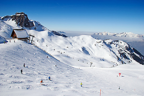포토 JPG 해외이미지 계절 유럽 스포츠 여행 겨울 자연 하늘 휴가 스키 휴식 산 파노라마 풍경 경사 사람없음 야외 파란색 평화 냉동 얼음 침묵 추위 흰색 스노우보드 가루 고도 스위스 휴양지 알프스 선로 절정 눈내림 해외202004 해외포토 자연요소 나라 컬러 컨셉 겨울스포츠 눈_날씨 촬영기법 소리 장소 보드_스포츠 생태계 파일형식 이미지허브