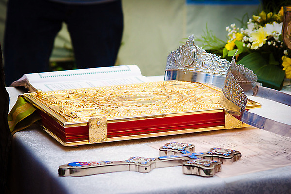 포토 JPG 해외이미지 아이콘 전통 커플 종교 문화 결혼 십자가 2 장신구 탁자 결혼식 휴가 왕관 사람없음 내부 장식 책 교회 성경 흰색 축하 영혼 황금 심볼 서비스 신성 제단 해외202004 해외포토 컬러 가구 컨셉 종교용품 관계 종교건축 이벤트 건물 파일형식 이미지허브