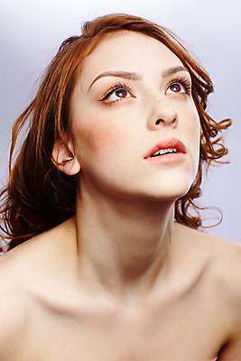 포토 JPG 해외이미지 백인 모델 라이프스타일 여자 유럽 얼굴 한명 사람 빨간색 유행 화장품 흰색 표현 부드러움 빨간머리 창백 스타일 해외202004 해외포토 서양인 1 헤어스타일 나라 컬러 생활 신체부위 뷰티 감각 파일형식 이미지허브