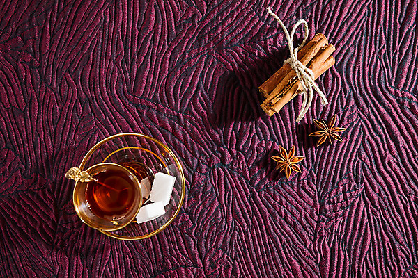 포토 JPG 해외이미지 전통 접시 문화 음료 유리 동양인 사람없음 컵 가로 빨간색 갈색 금속 숟가락 검은색 뜨거움 액체 막대기 황금 차 달콤 컵받침 아로마 향 동쪽 칠면조 시나몬 해외202004 튀르키예 해외포토 식기 아시아 컬러 재질 조류 수저 인종 맛 방향 받침대 파일형식 이미지허브