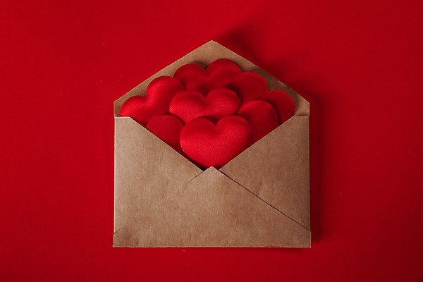 포토 JPG 해외이미지 편지봉투 사랑 사람없음 빨간색 하트 많음 해외202004 해외포토 모양 감정 컬러 컨셉 봉투 편지 파일형식 이미지허브