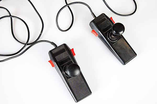 포토 JPG 해외이미지 어린이 놀이 불 항해 사람없음 야외 컴퓨터 장난감 검은색 운전 게임 클래식 발사 오브젝트 속도 복고 전자 철사 조이스틱 동영상 80대 위로 고립 관리자 옛날 작동 제어 해외202004 해외포토 자연요소 노년 컬러 컨셉 배_교통 모션 사람 전자제품 게임기 파일형식 이미지허브