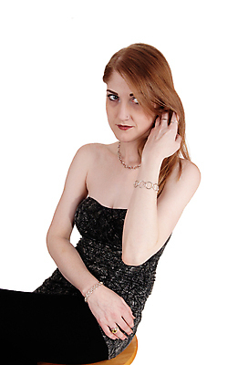 포토 JPG 해외이미지 모델 라이프스타일 드레스 옷 여자 행복 포즈 백그라운드 신체 의자 갈색머리 한명 앉기 20대 성인 세로 숫자 유행 검은색 흰색 표현 화려 우아함 날씬함 입술 흥분 고립 스타일 표현성 해외202004 해외포토 문자 1 헤어스타일 감정 컬러 가구 컨셉 모션 사람 청년 생활 신체부위 몸매 파일형식 이미지허브