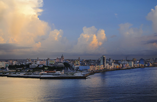 포토 JPG 해외이미지 구름 바다 백그라운드 건축양식 하늘 풍경 사람없음 야외 건물 도시풍경 컬러풀 항구 일몰 도시 만 장면 쿠바 히스패닉 스카이라인 아바나 이국적 잔물결 수평선 해외202004 해외포토 자연요소 건축물 건축 물결 컬러 교통시설 노을 중앙아메리카 파일형식 이미지허브