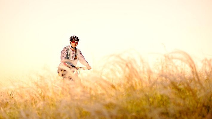 포토 JPG 해외이미지 라이프스타일 여자 여행 산 한명 안전 성인 야외 자전거 일몰 승차 헬멧 산악자전거 성인여자한명만 해외202004 해외포토 1 모션 사람 생활 노을 바이크 보호장비 여자한명만 성인여자만 파일형식 이미지허브