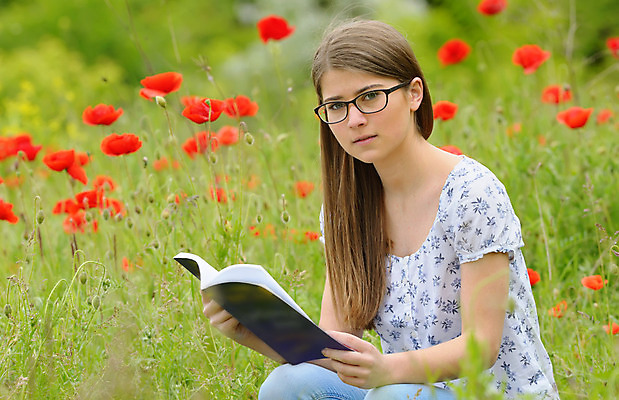 포토 JPG 해외이미지 백인 모델 라이프스타일 드레스 여자 교육 꽃 행복 얼굴 꽃무늬 밭 자연 한명 미소 사람 풍경 성인 야외 책 빨간색 초록색 여름 태양 봄 자유 흰색 읽기 문학 양귀비 내추럴 해외202004 해외포토 자연요소 서양인 식물 1 옷 계절 감정 컬러 컨셉 무늬 농업 모션 표정 생활 신체부위 생태계 파일형식 이미지허브