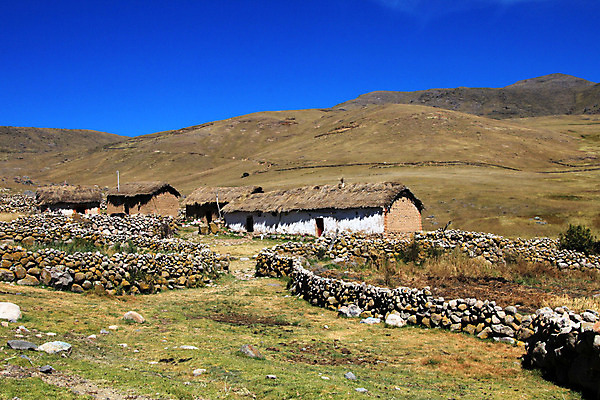 포토 JPG 해외이미지 전통 문화 길 섬 여행 자국 하늘 휴가 산 주택 풍경 사람없음 야외 농경지 미국 하이킹 시골 인도인 고도 지역 남쪽 산악지대 밭일 볼리비아 잉카 페루 핸드메이드 해외202004 해외포토 외국인 북아메리카 레저 아메리카 동양인 건물 농장 남아메리카 방향 파일형식 이미지허브