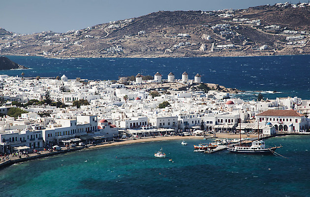 포토 JPG 해외이미지 전통 유럽 문화 바다 섬 여행 건축양식 휴가 주택 파노라마 풍경 사람없음 야외 건물 물 여름 파란색 도시풍경 여행객 마을 항구 풍차 흰색 지중해 그리스 장면 지역 포트 타운 산토리니 그리스인 미코노스섬 해외202004 해외포토 자연요소 서양인 건축물 계절 건축 나라 컬러 교통시설 촬영기법 사람 도시 파일형식 이미지허브