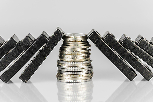 포토 JPG 해외이미지 사람없음 동전 검은색 넘어짐 도미노 동전탑 쓰러짐 해외202004 무너짐 해외포토 컬러 돈 모션 쌓기 파일형식 이미지허브