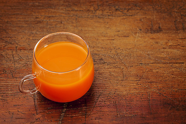 포토 JPG 해외이미지 음료 채소 오렌지 유리 탁자 건강 사람없음 목재 컵 주스 당근 유기농 그런지 해외202004 해외포토 나무 식기 웰빙 가구 과일 재료 재질 뿌리채소 파일형식 이미지허브