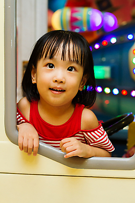 포토 JPG 해외이미지 라이프스타일 행복 어린이 장난 놀이 실내 한명 웃음 사람 동양인 컬러풀 장난감 중국 기쁨 게임 놀이터 작음 쉬는시간 해외202004 해외포토 1 감정 아시아 컬러 휴식 표정 인종 내부 생활 크기 파일형식 이미지허브