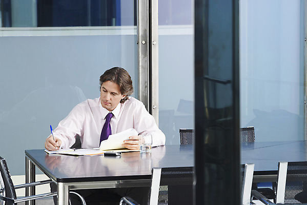 포토 JPG 해외이미지 1 응시 남자 종이 의자 비즈니스 사업가 탁자 실내 한명 사람 앉기 성인 가로 30대 사무실 펜 방 기록 잡기 작업 비즈니스맨 스페인 집중 회의실 계약 문서 바쁨 히스패닉 경영 리뷰 정중 해외202004 해외포토 직업 시선 유럽 가구 컨셉 모션 내부 장년 필기구 직장인 파일형식 이미지허브