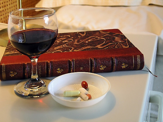 포토 JPG 해외이미지 탁자 휴식 건강 사람없음 책 물 알약 약 와인 주스 침실 고통 추위 침대 조직 바이러스 약초 질병 야간 두통 온도 마약 해로움 전경 해외202004 해외포토 자연요소 감정 음료 가구 컨셉 의학 주류 풍경 풀_식물 파일형식 탑뷰 이미지허브