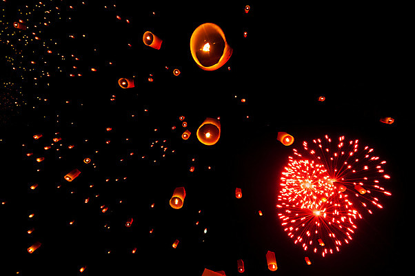 포토 JPG 해외이미지 아시아 종교 문화 여행 태국 불 폭죽 동양인 사람없음 빛 여행객 축제 희망 축하 행운 야간 풍선 해외202004 해외포토 자연요소 감정 나라 컨셉 사람 인종 파일형식 이미지허브