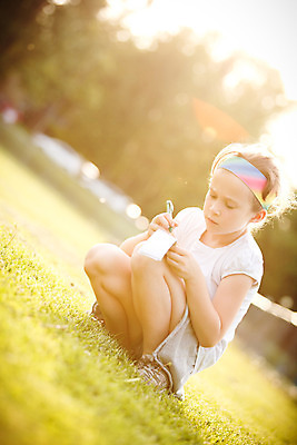 포토 JPG 해외이미지 백인 여자 어린이 생각 따뜻함 한명 앉기 야외 빛 기록 무릎꿇기 집중 해외202004 해외포토 서양인 1 컨셉 모션 사람 파일형식 이미지허브