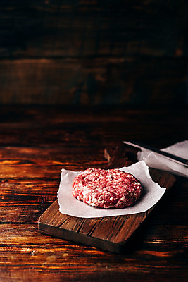 포토 JPG 해외이미지 식재료 실내 사람없음 패티 나무도마 나무탁자 종이호일 해외202004 해외포토 탁자 도마 내부 목재 파일형식 이미지허브