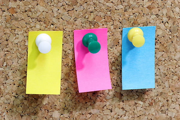 포토 JPG 해외이미지 종이 분홍색 백그라운드 비즈니스 통신 문구용품 사람없음 목재 사무실 라벨 쪽지 공백 정보 발표 막대기 메시지 압정 편지 방향 준비 코르크 공지사항 시트 고립 조언 코르크보드 목차 해외202004 해외포토 나무 컬러 재료 프레임 알림판 사무용품 오브젝트 파일형식 이미지허브