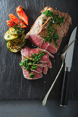 포토 JPG 해외이미지 스튜디오촬영 식기 접시 음식 포크 채소 부분 탁자 쟁반 실내 육류 요리 사람없음 가로 하이앵글 컬러풀 식사 저녁식사 당근 젖음 소고기 시골 신선 뜨거움 인스턴트 굽기 허브 허리 향신료 만족 후추 바질 주키니 캐서롤 핸드메이드 카피스페이스 해외202004 해외포토 식물 감정 뷰포인트 컬러 가구 식재료 뿌리채소 내부 신체부위 공백 용기_그릇 구이 향미료 파일형식 이미지허브