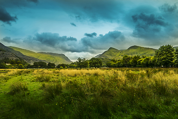 포토 JPG 해외이미지 공원 호수 자연 하늘 영국 웨일즈 산 주택 풍경 사람없음 야외 물 파란색 반사 평화 침묵 시골 황무지 언덕 엽서 전국 스노도니아 스노든산 해외202004 해외포토 자연요소 공공시설 유럽 컬러 컨셉 건물 소리 편지 생태계 파일형식 이미지허브