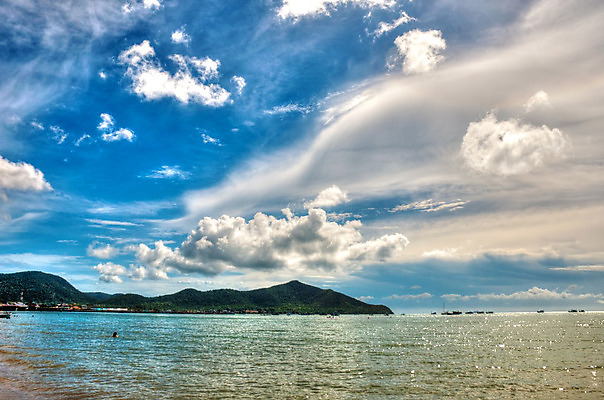 포토 JPG 해외이미지 나무 구름 아시아 모래 파도 바다 섬 여행 파타야 태국 자연 하늘 휴가 휴식 항해 파노라마 풍경 사람없음 야외 물 여름 파란색 태양 여행객 평화 만 휴양지 이국적 파라다이스 해외202004 해외포토 자연요소 식물 계절 나라 컬러 컨셉 배_교통 촬영기법 사람 장소 생태계 파일형식 이미지허브