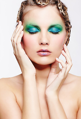 포토 JPG 해외이미지 백인 모델 헤어스타일 손 여자 유럽 얼굴 손가락 땋은머리 건강 한명 사람 초록색 금발 머리 유행 화장품 회색 흰색 화려 우아함 피부 머리장식 돌봄 엮은 스타일 해외202004 해외포토 서양인 1 나라 컬러 컨셉 모션 신체부위 장식 뷰티 파일형식 이미지허브