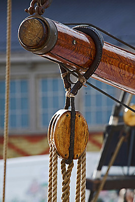 포토 JPG 해외이미지 전통 선 밧줄 바다 여행 백그라운드 하늘 바람 항해 사람없음 목재 여름 갈색 블록 장비 수확 업무 보트 클래식 닫기 묶기 묘사 함선 매듭 돛대 도르래 옛날 조작 해외202004 해외포토 자연요소 나무 계절 줄 컬러 컨셉 농업 배_교통 재료 모션 날씨 작업 파일형식 이미지허브